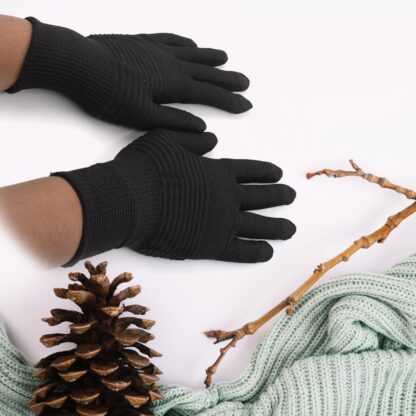 Cut-resistant gloves for safe cooking